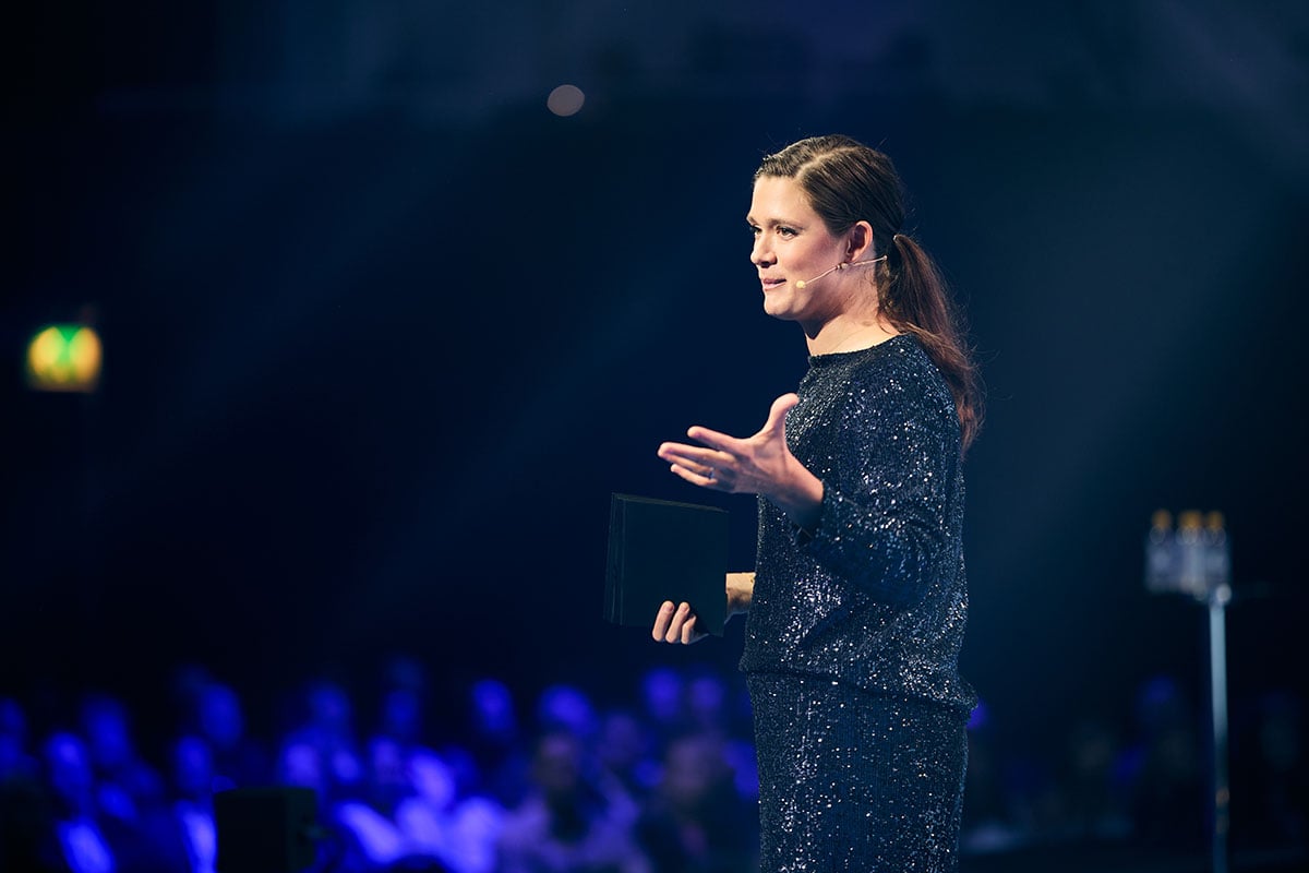 Krista Kosonen pitämässä puhetta. Krista Kosonen pitämässä puhetta.