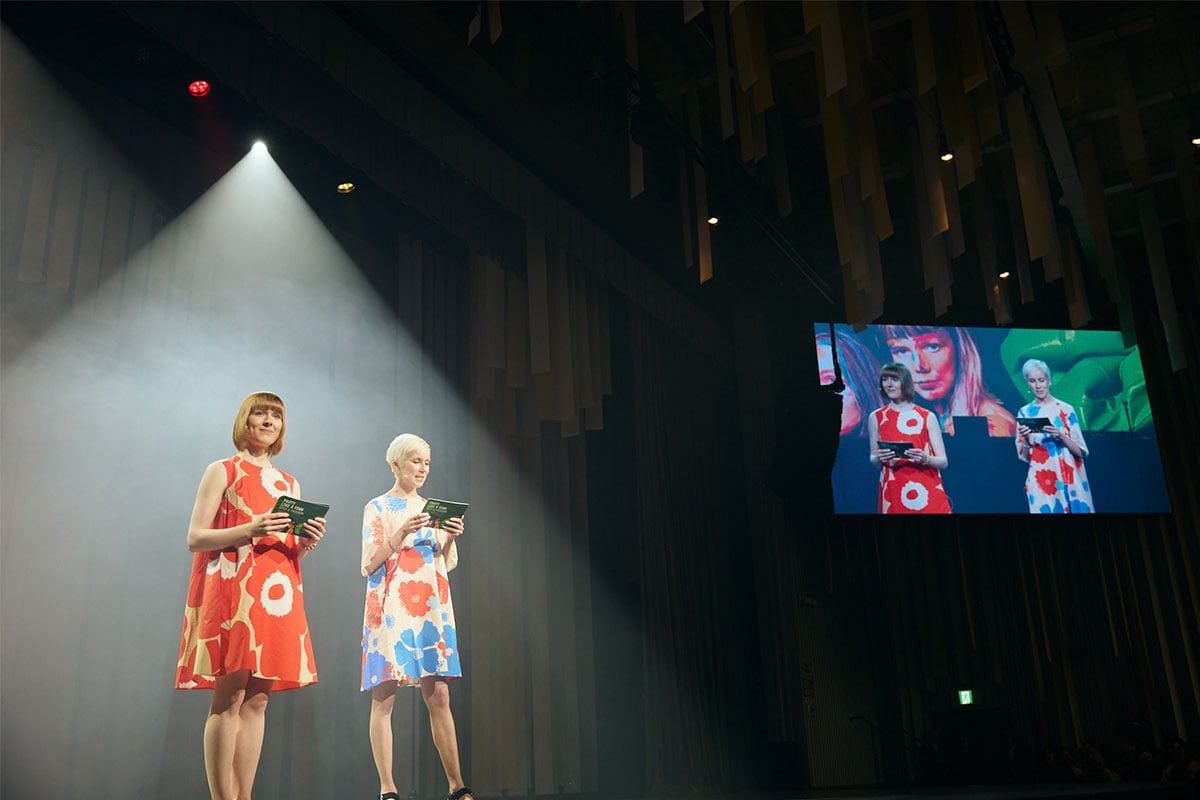 Juontajat Marimekko-vaateutuksessa. Juontajat Marimekko-vaateutuksessa.